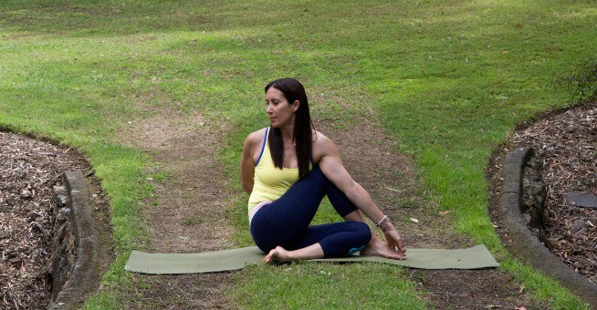 beginner-yoga-poses-ardha-matsyendrasana