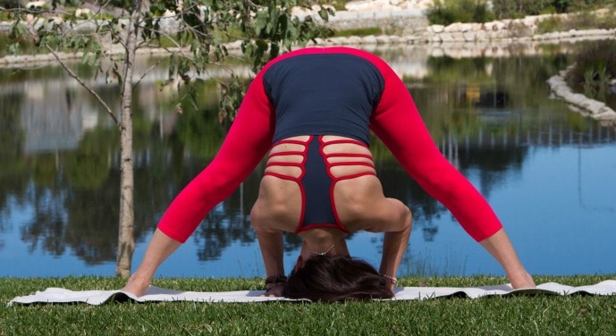 sara-crave-prasarita-padottanasana